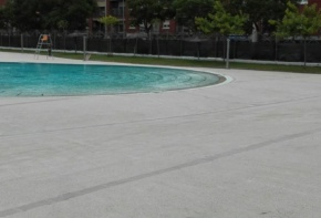 Finalitzen els treballs de reacondicionament del terra de la piscina d’estiu.